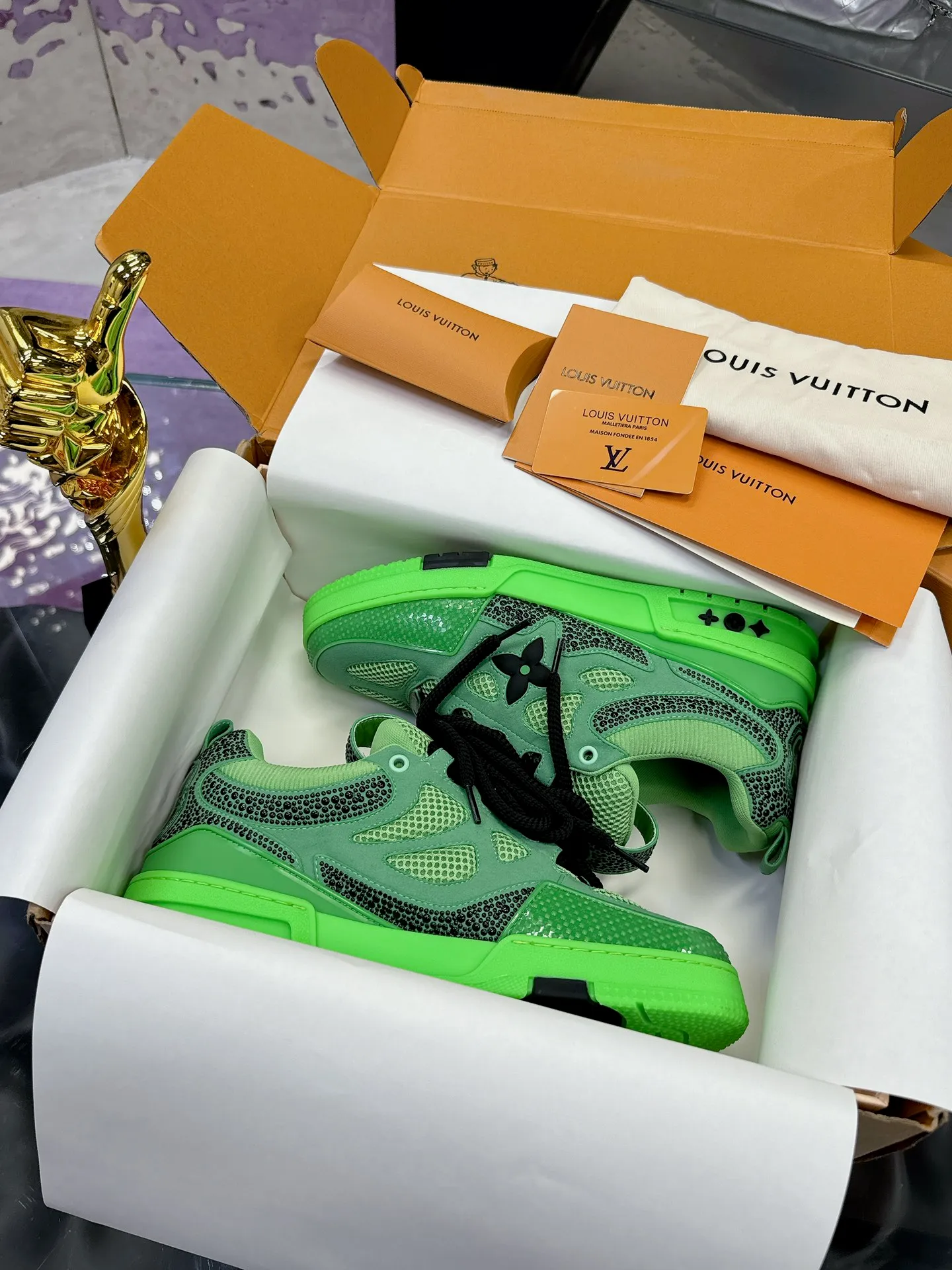 Men's shoes 💰900❤️❤️❤️ 𝙇𝙑 Bread shoes have added new colors 💓 Craftsmanship series 𝟐𝟎𝟐5/𝐒𝐒 𝐧𝐞𝐰 Louis Vuitton catwalk skate shoes are popular, LOUIS VUITTON Trainer is undoubtedly one of the most successful Sneakers launched by luxury brands, but the pace of exploration will not stop. LOUISVUITTON will also bring a new series of skateboard shoes in the spring of 2025. The new series in the picture returns to the 90s Chunky Skate Shoes look and feel. The uppers are made of leather and mesh. The fat silhouette and thick shoelaces are very eye-catching. It is expected to have quite a few colors like the Trainer. Judging from the previous DIOR show skate shoes, this chunky style may be even stronger next year. 💎 Size: Female 35-40 Male 39-46